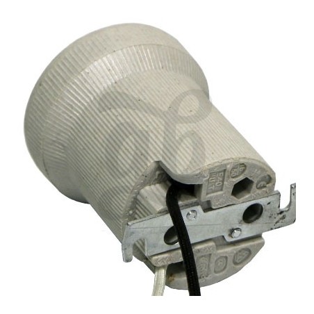 Ceramic light socket for reflectors