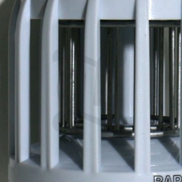 Bombilla LED Antimosquitos 2 en 1 de cerca